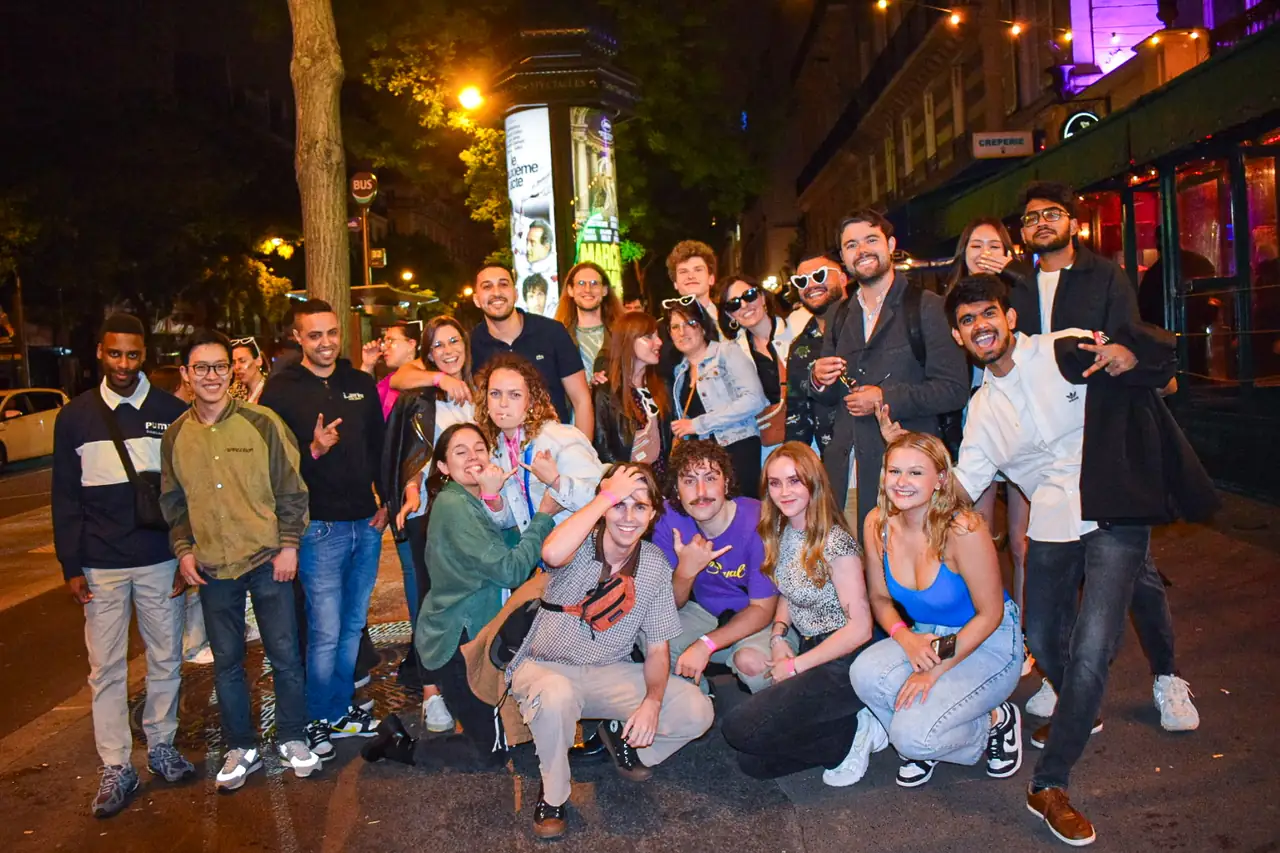 International pub crawl-gruppe i Paris