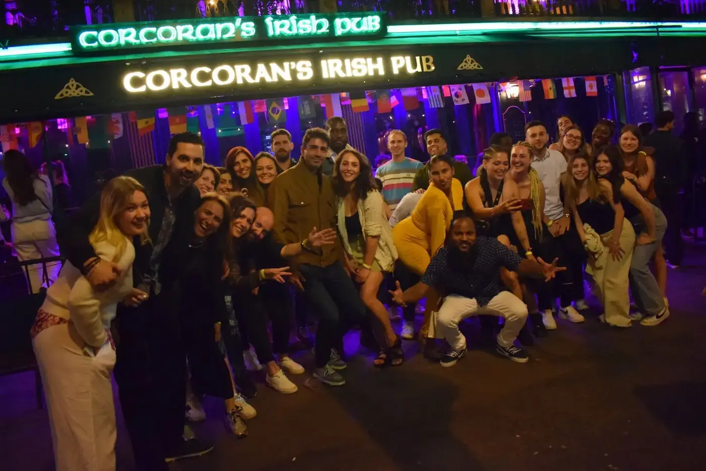 Rejsende på en pub i Paris