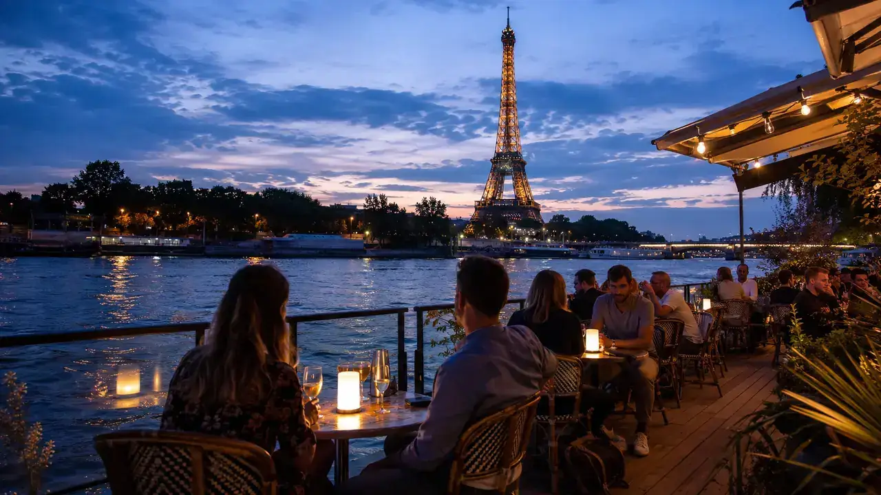 Paris skyline og Eiffel Tower område før aften drikkevarer