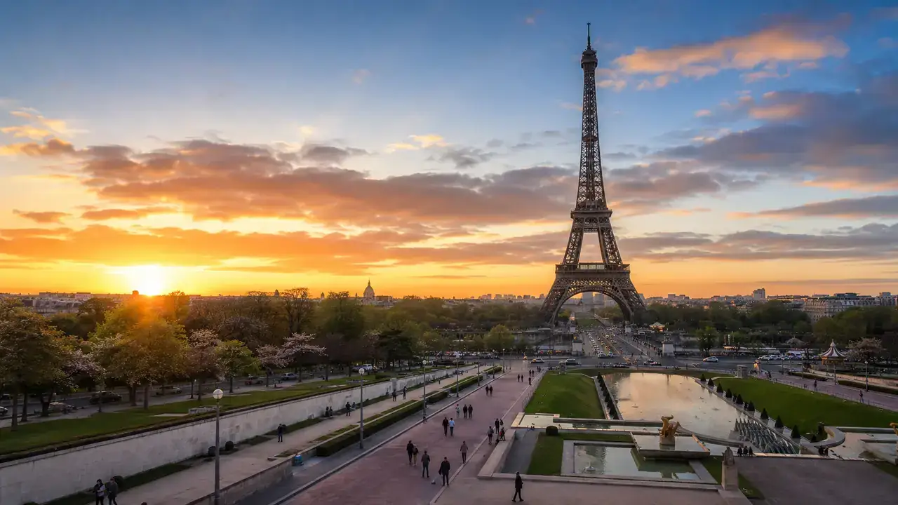Eiffel Tower Walking Route: What to See · Paris